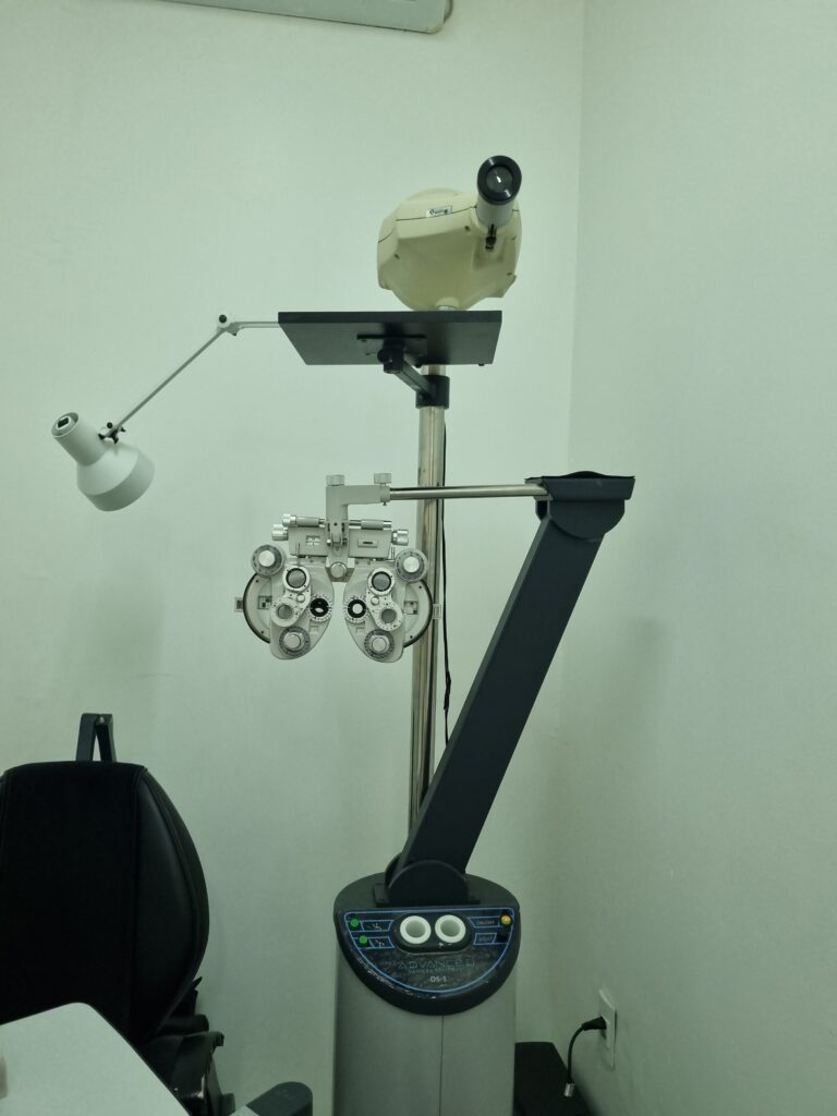 Equipamento da sala de refração da Clínica Visão Prime